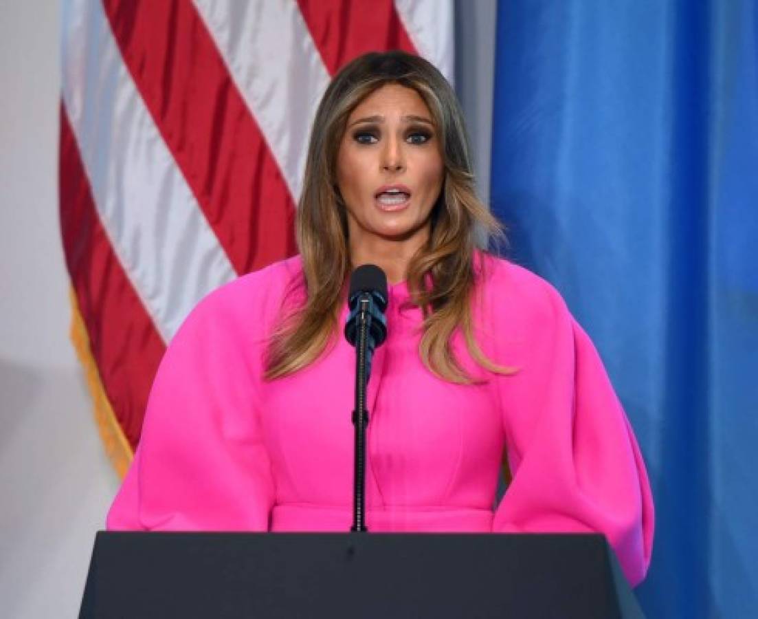 ONU: críticas a Melania Trump en redes sociales por vestido fucsia flúo de Delpozo