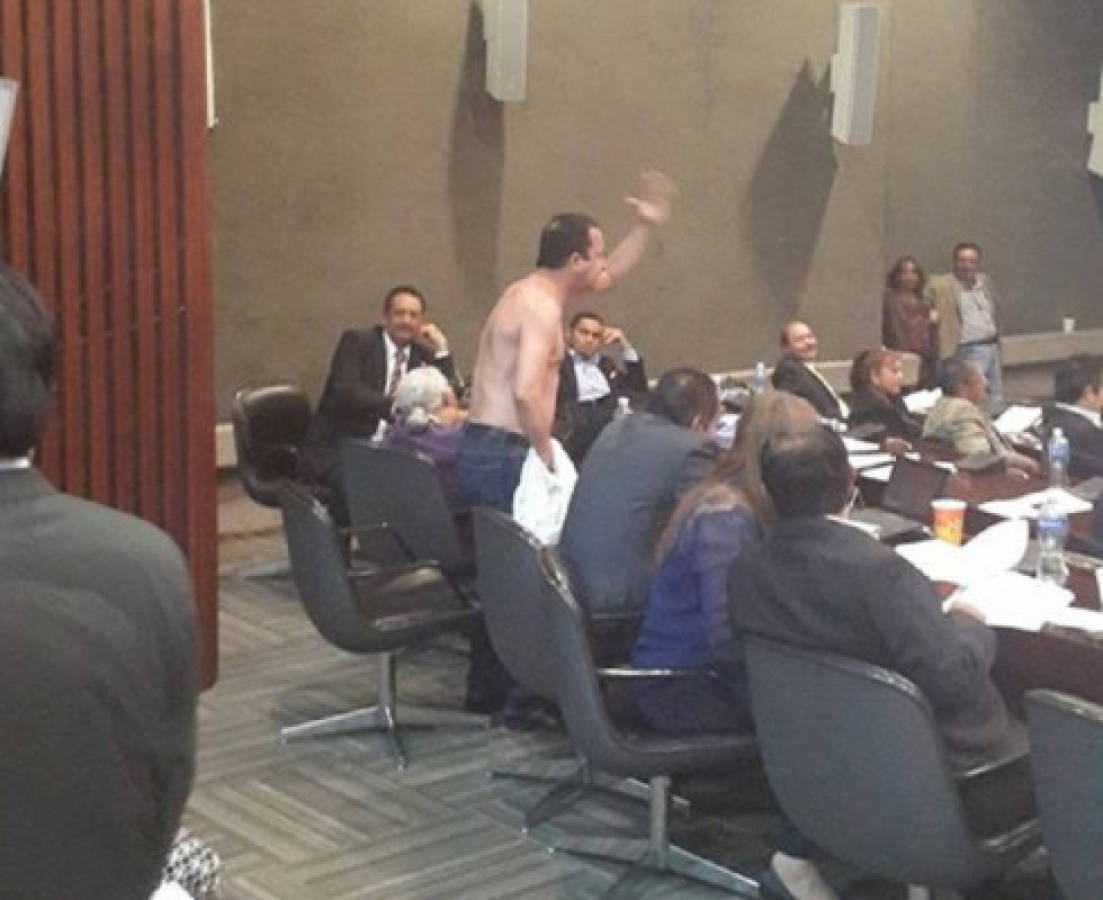 Honduras: Diputado se desnuda contra medidas fiscales