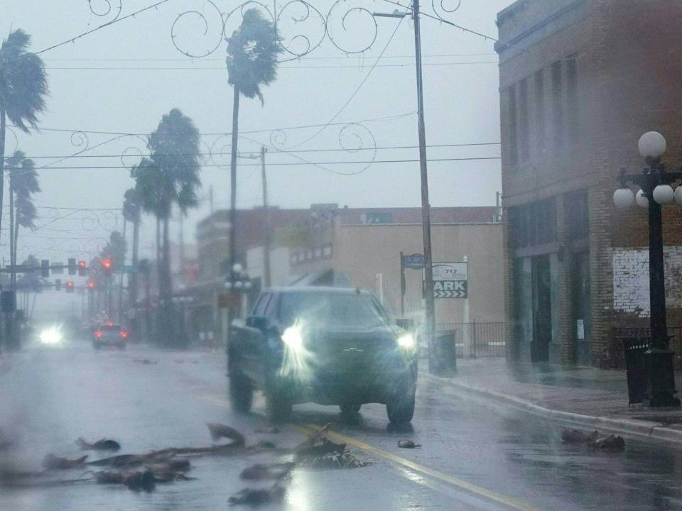 Se espera que Ian toque Florida antes de esta tarde con sus fuertes vientos. Los meteorólogos advirtieron sobre marejadas ciclónicas que amenazan la vida después de dejar a millones sin electricidad en Cuba.