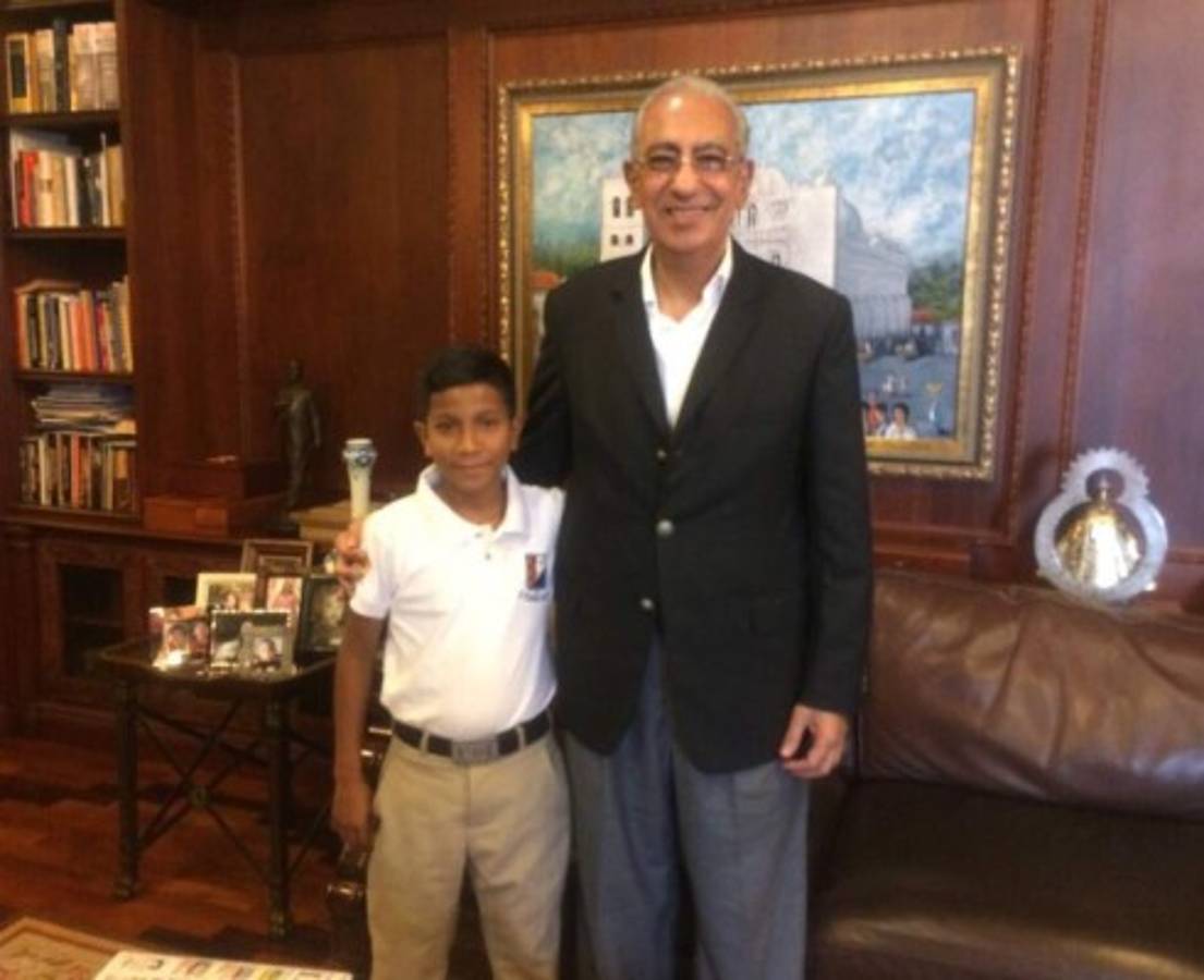 Así posaron Carlitos y el expresidente liberal Carlos Flores. Foto Twitter