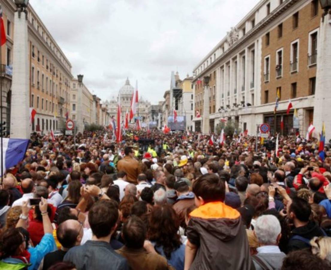 Feligresía católica asiste a la histórica canonización