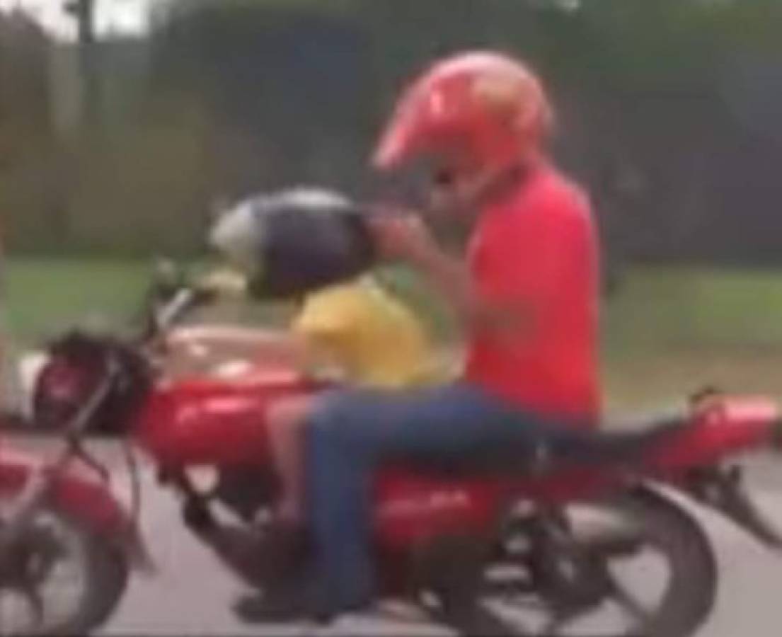 Hondureño chatea mientras niño conduce motocicleta