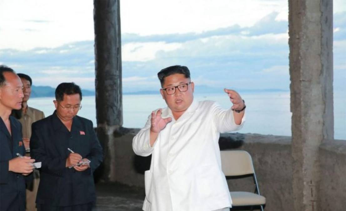 Los curiosos hombres que anotan cada palabra de Kim Jong-Un en libretas