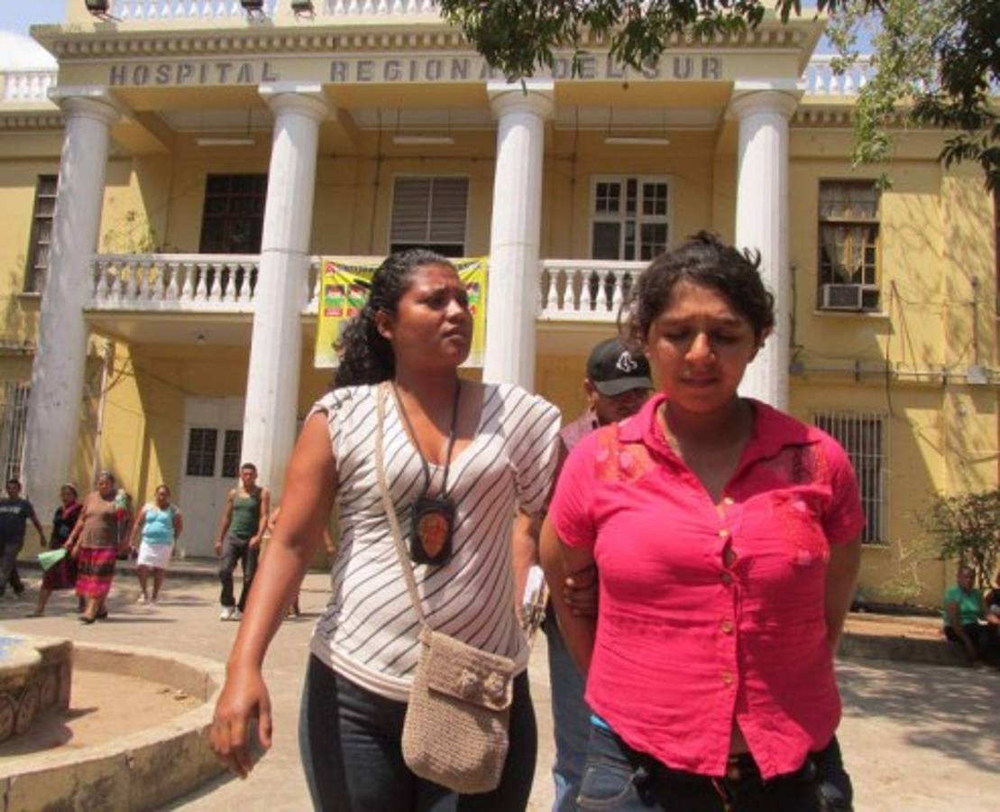 Madre habría lanzado bebé a letrina para ocultar infidelidad