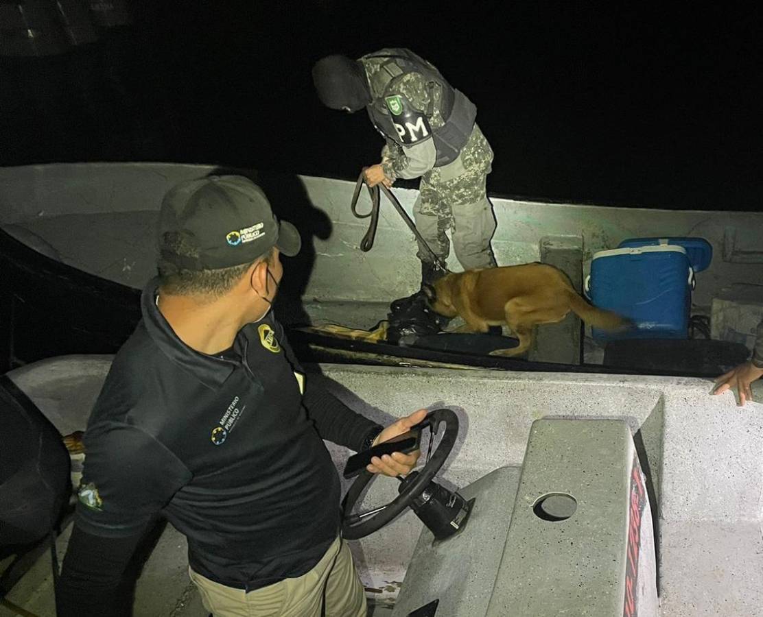 Incautan 39 kilos de cocaína a cuatro hombres a bordo de una lancha en La Ceiba