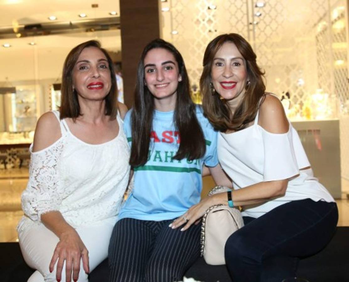 Hojas y flor de jazmín predominan en la nueva colección de Carolina Herrera