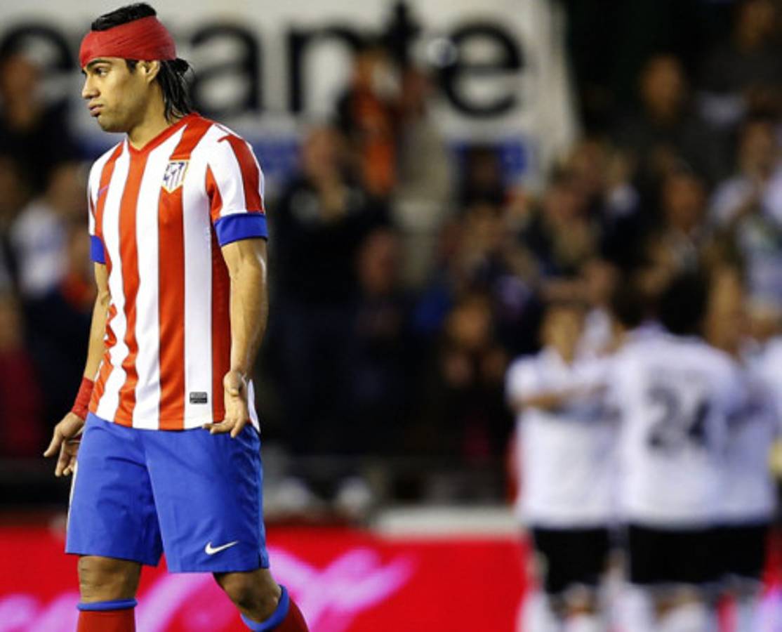 Valencia acaba con invicto del Atlético; Falcao sangra...