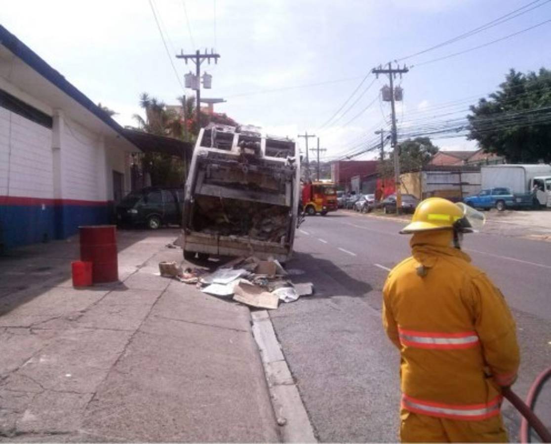 Camión de basura, a punto de agarrar fuego