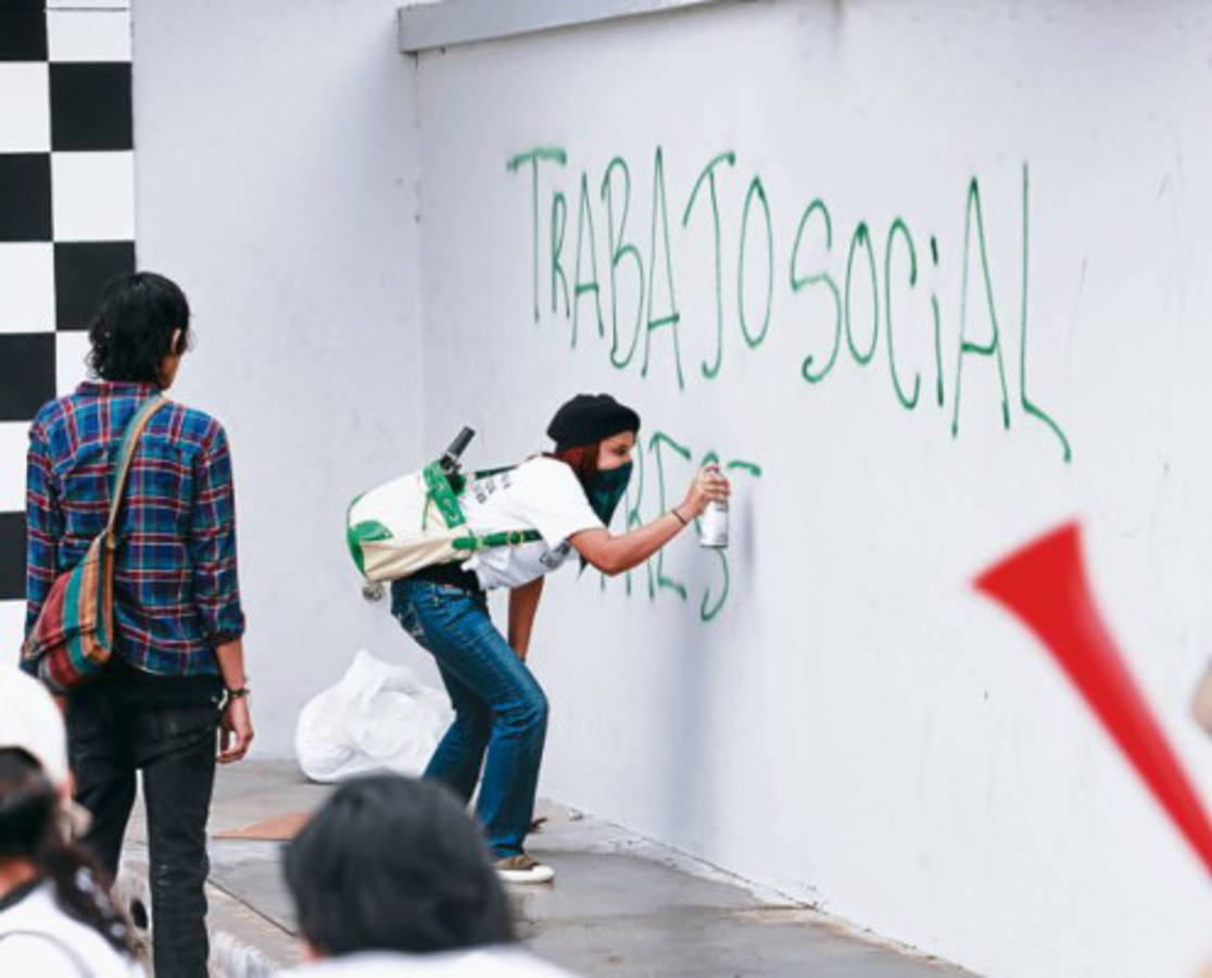 Manifestantes plagaron de grafiti la capital de Honduras