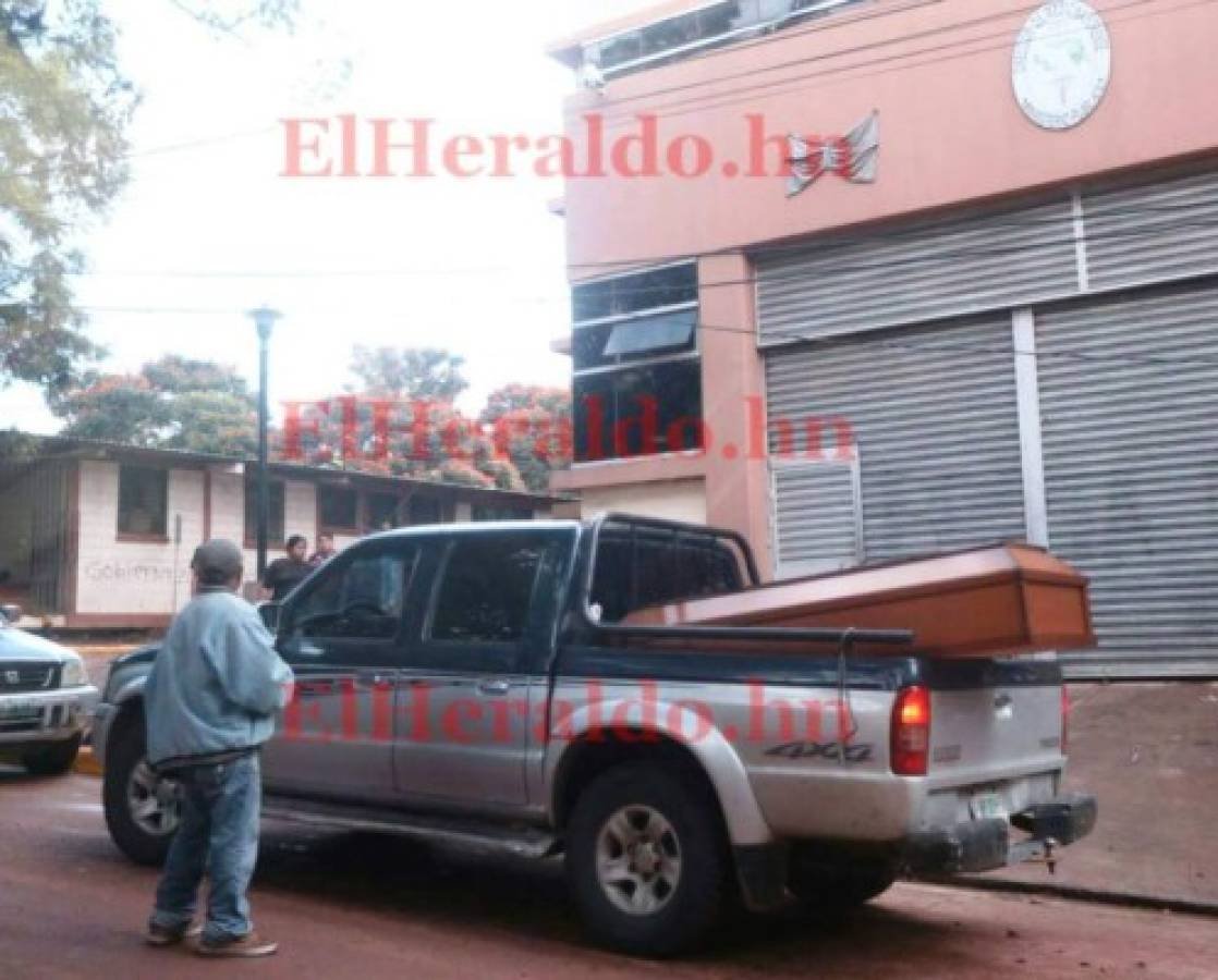 Familiares retiran cuerpos de tres de víctimas de la masacre en Comayagüela
