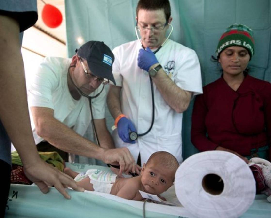 Médicos atienden a n menor de edad en un hospital nepalí.