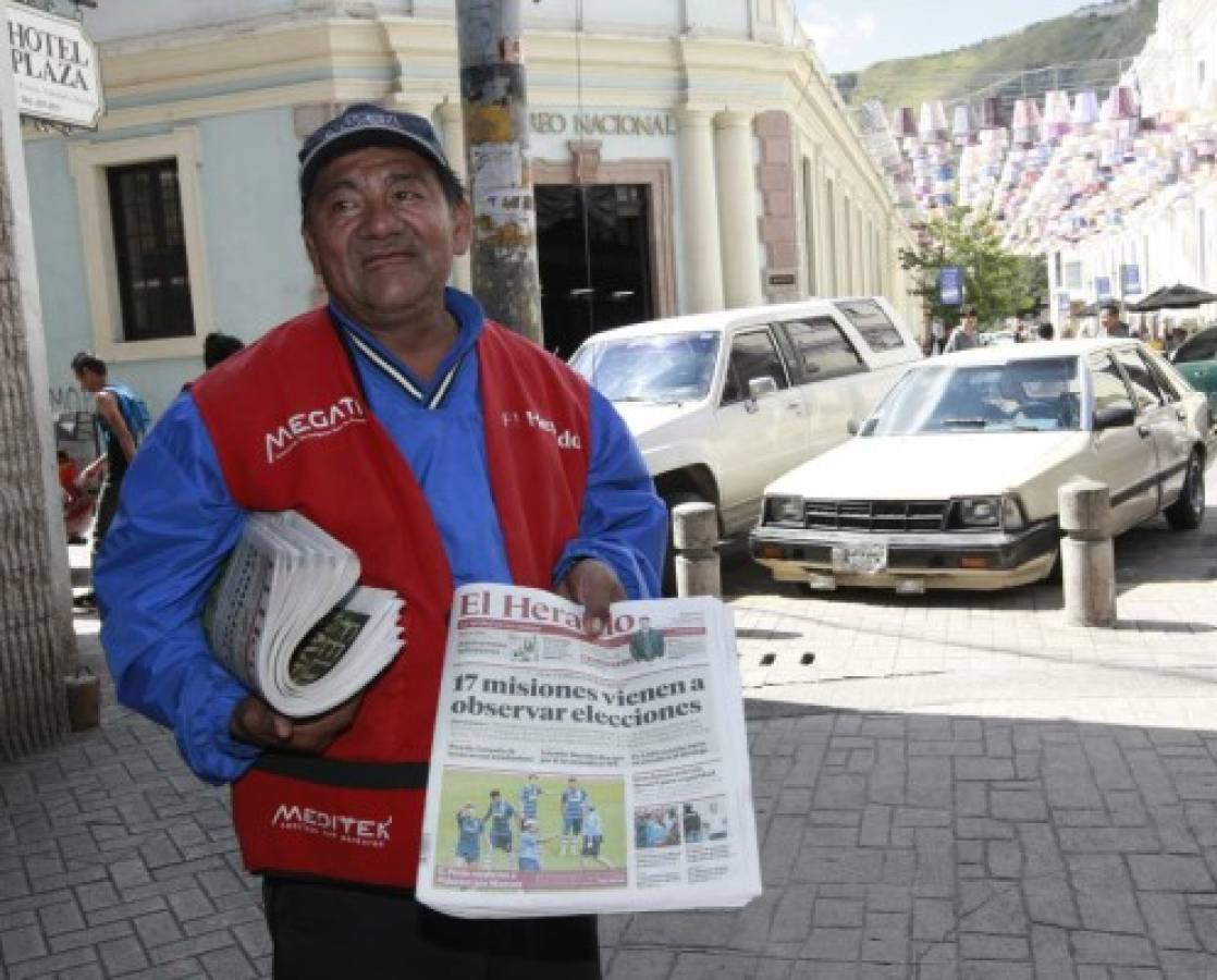 José Flores ha laborado por más de 40 años como canillita y todavía vocifera las noticias para vender el períodico. Foto: Alejandro Amador/El Heraldo