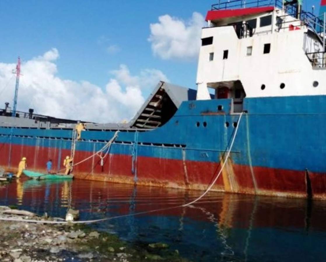 Honduras: Se incendia barco en Islas de la Bahía