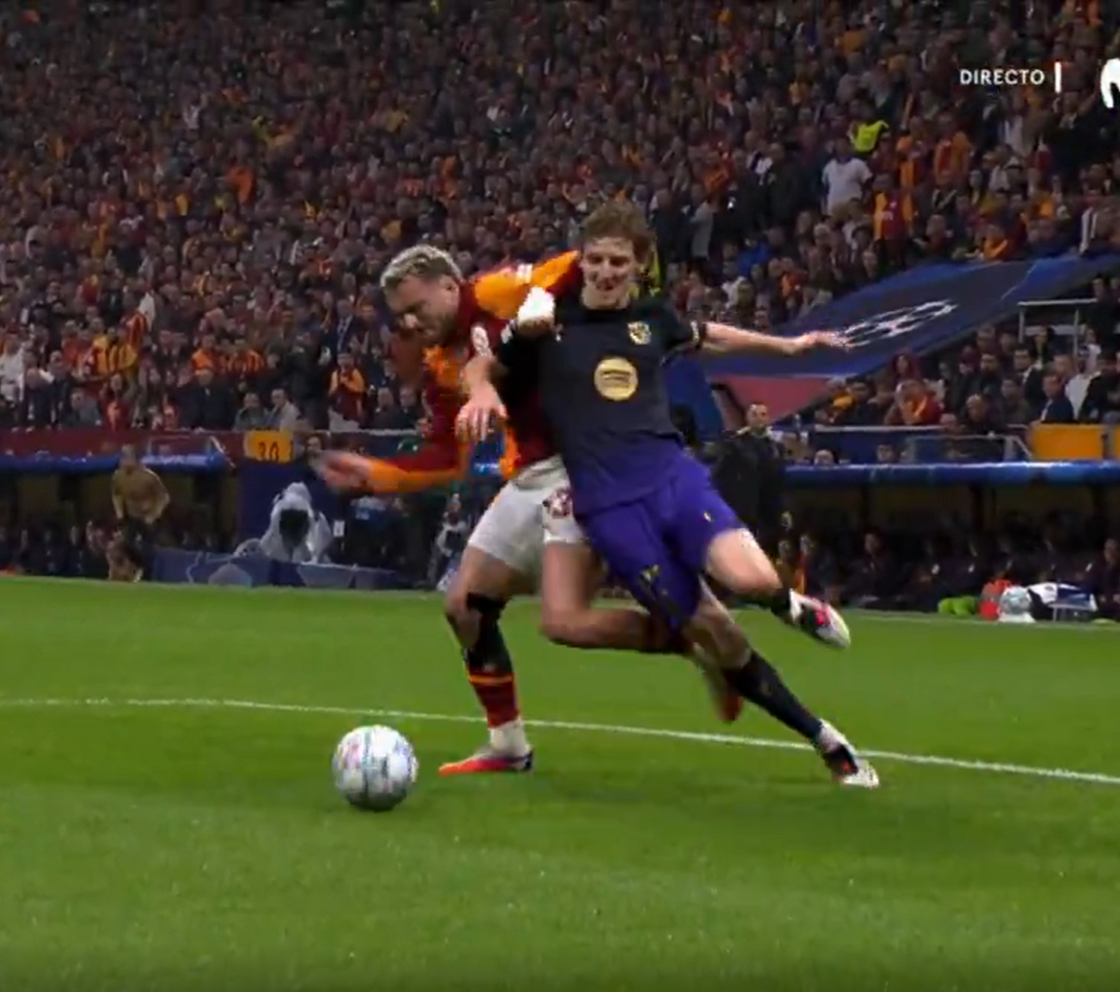 Polémica por gol anulado a Galatasaray, pancartas en el estadio y se disculpa con Lamine