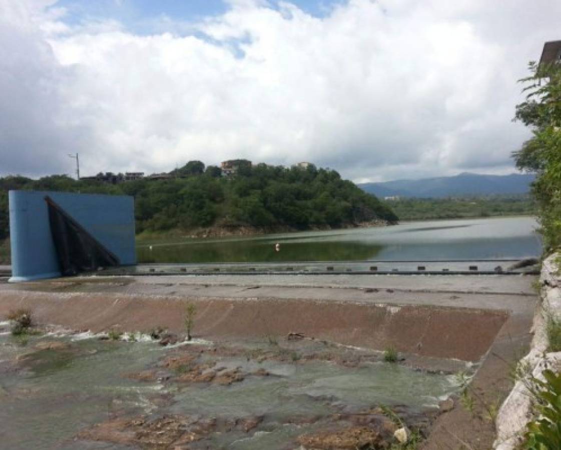 Rebosa la represa Los Laureles tras lluvias