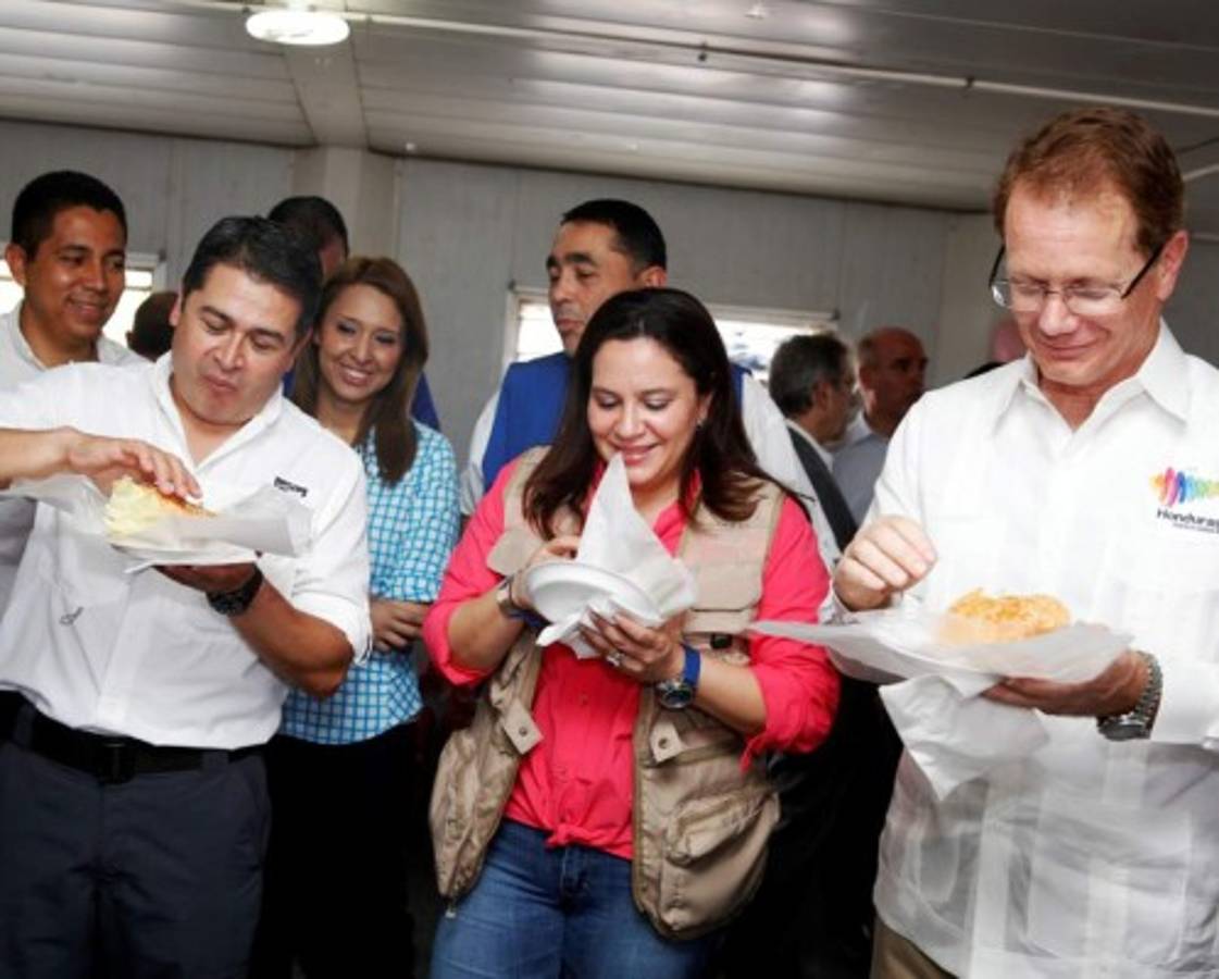 Presidente hondureño paga apuesta a embajador de EE UU
