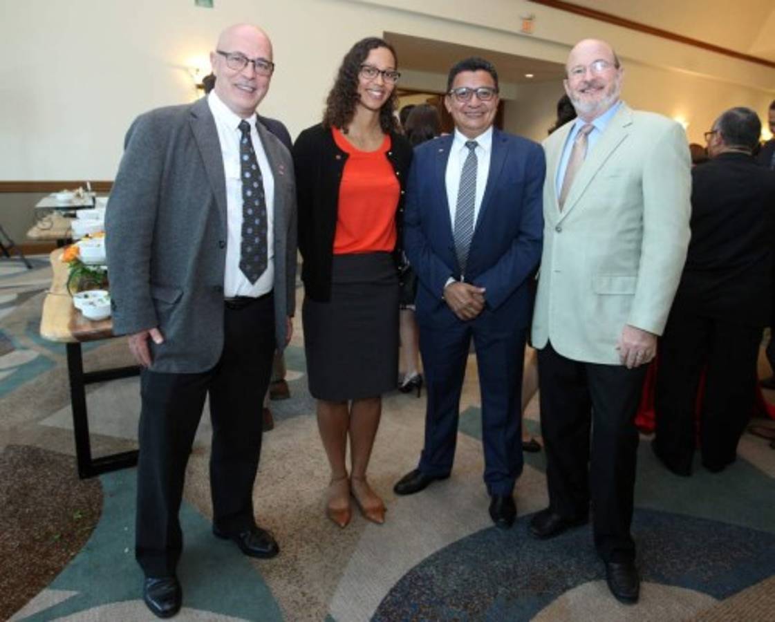 noche de recuerdo entre compañeros