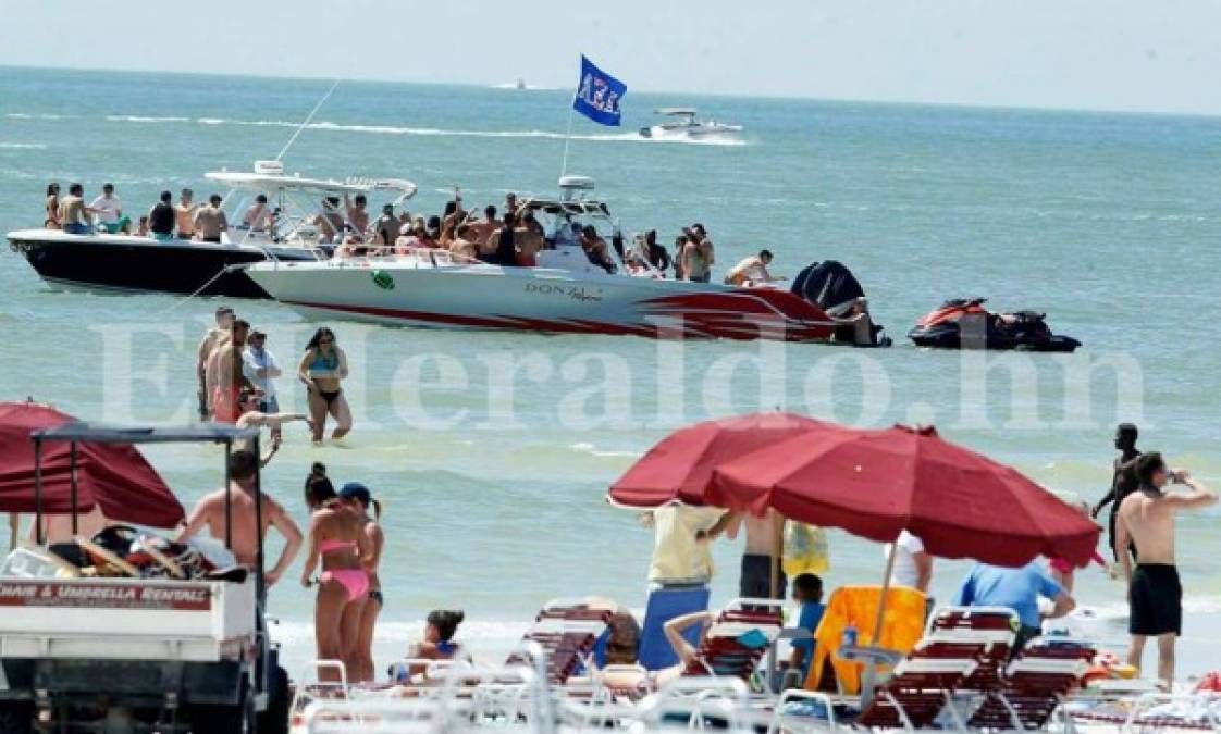 Hermosas mujeres adornan playas de Fort Myers, ciudad de preparación de Honduras ante EEUU