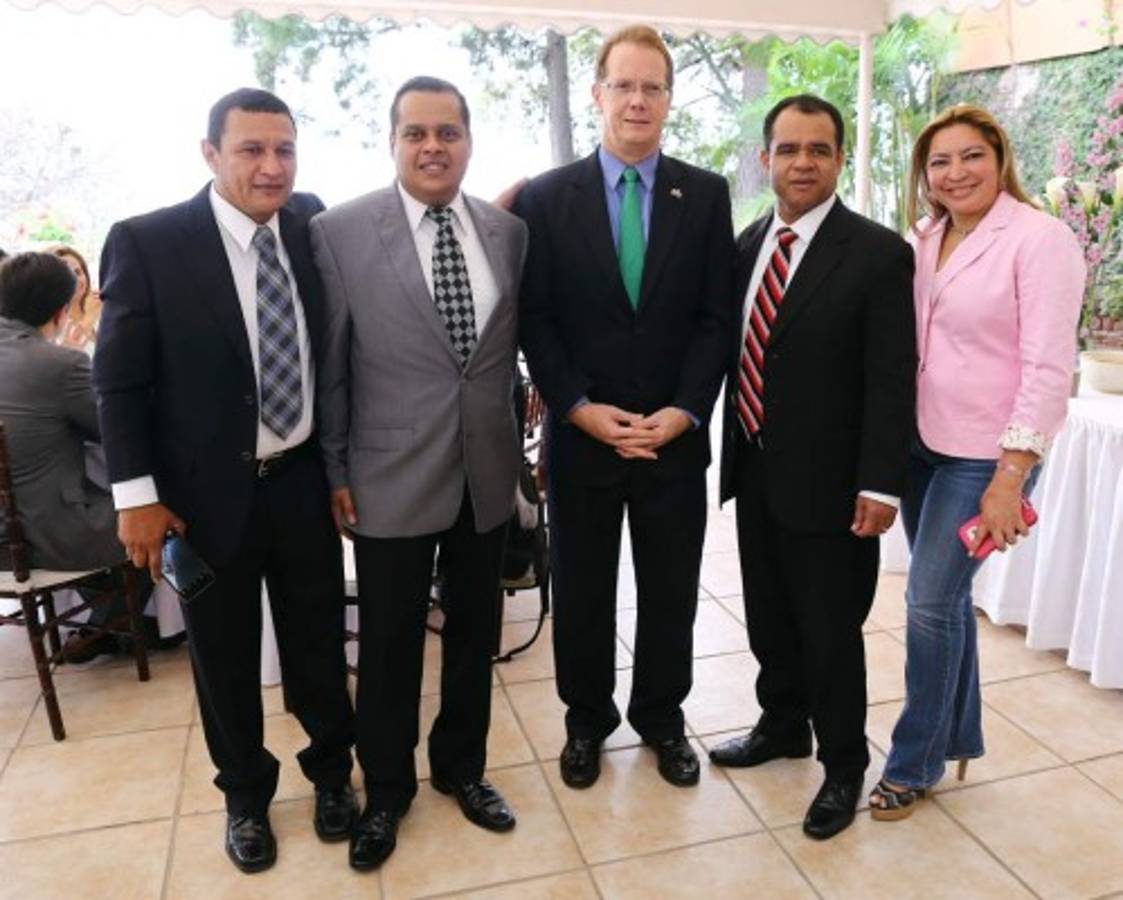 Desayuno para periodistas en casa del embajador estadounidense James Nealon