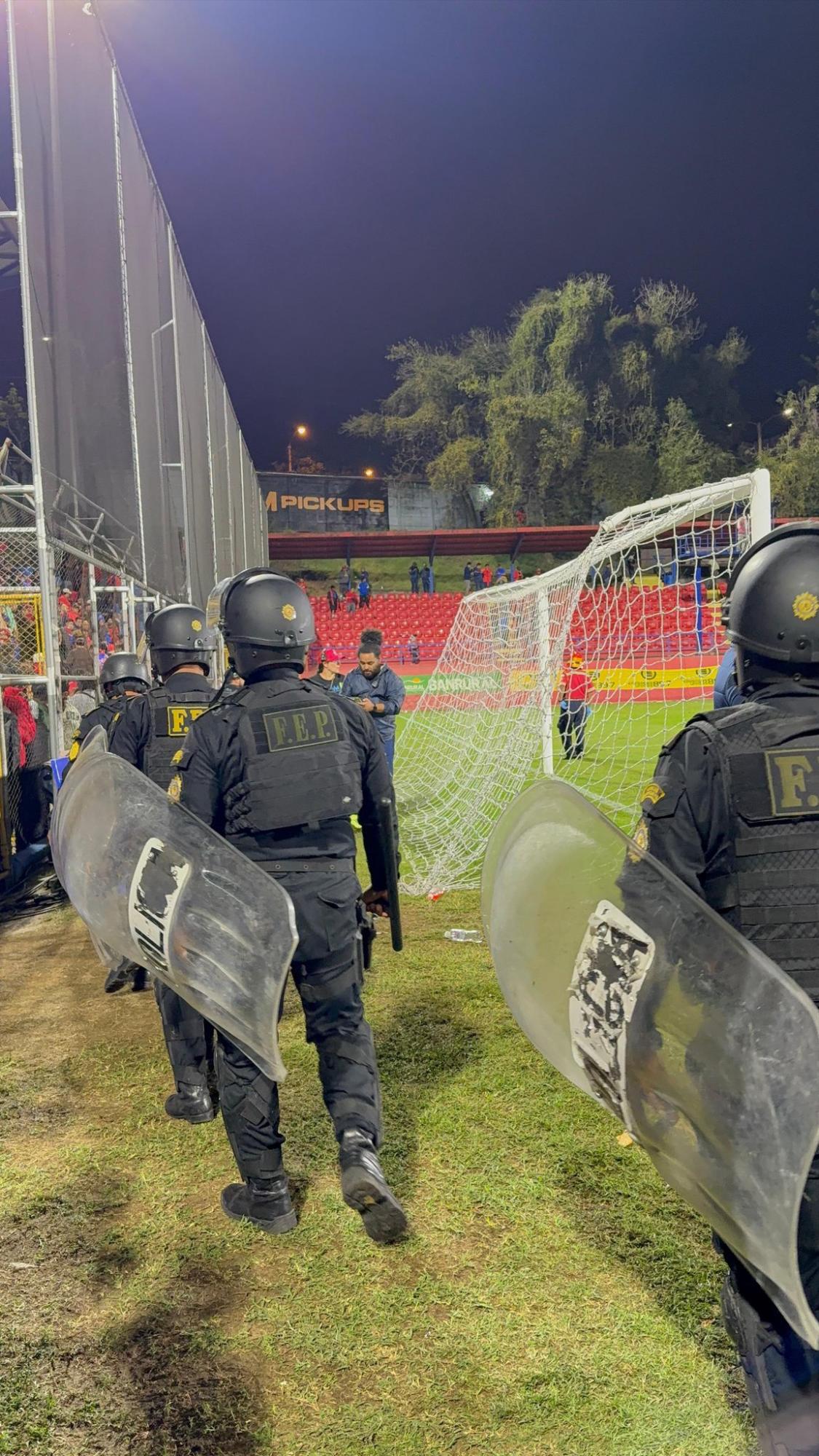 Dos hondureños involucrados: Final de Guatemala termina en pleito entre aficionados