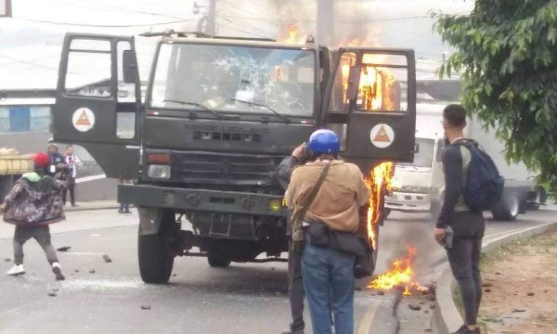 Las impactantes imágenes de la quema del camión del ejército por manifestantes en Honduras