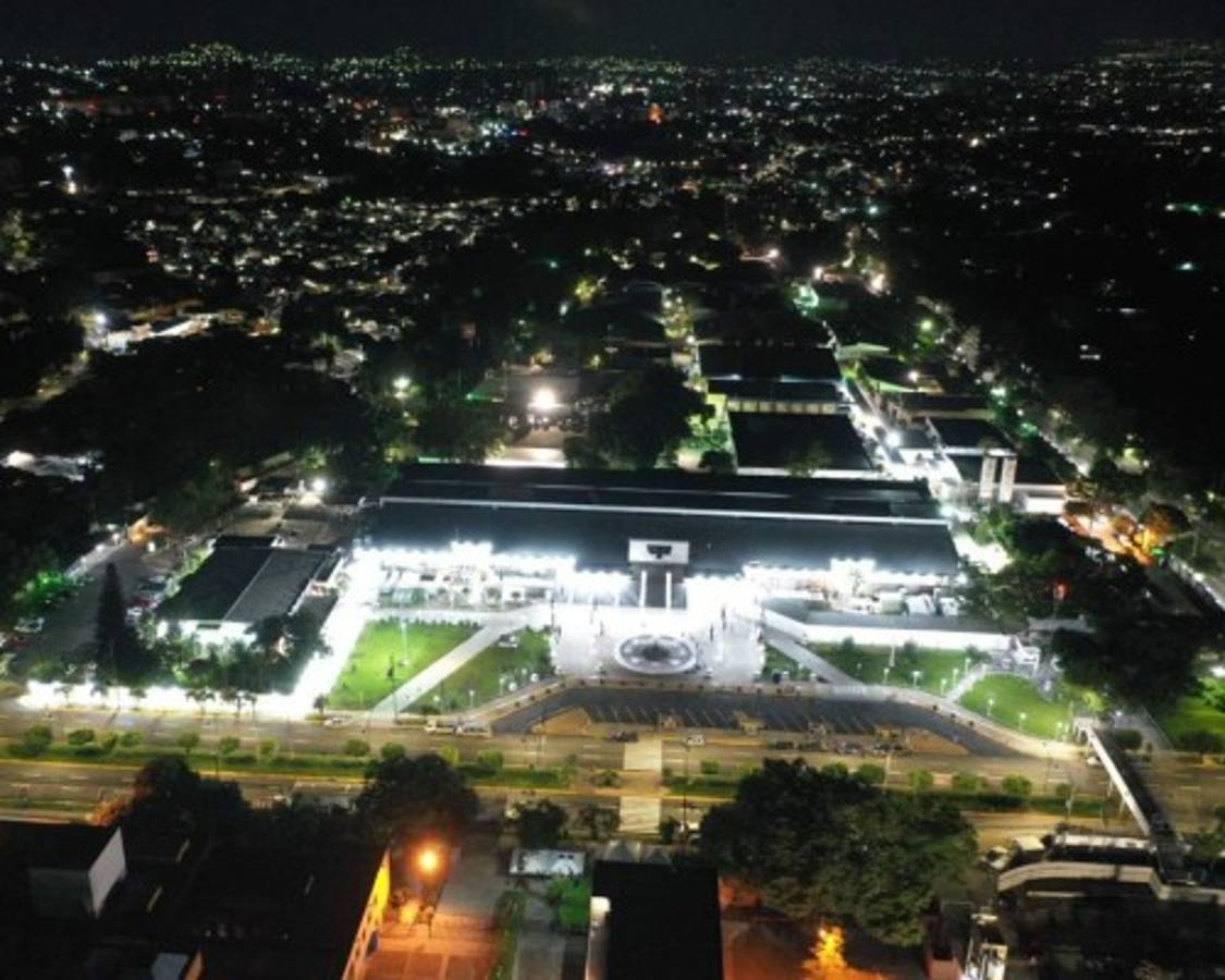 El Salvador inaugura hospital para covid-19 construido en tiempo récord