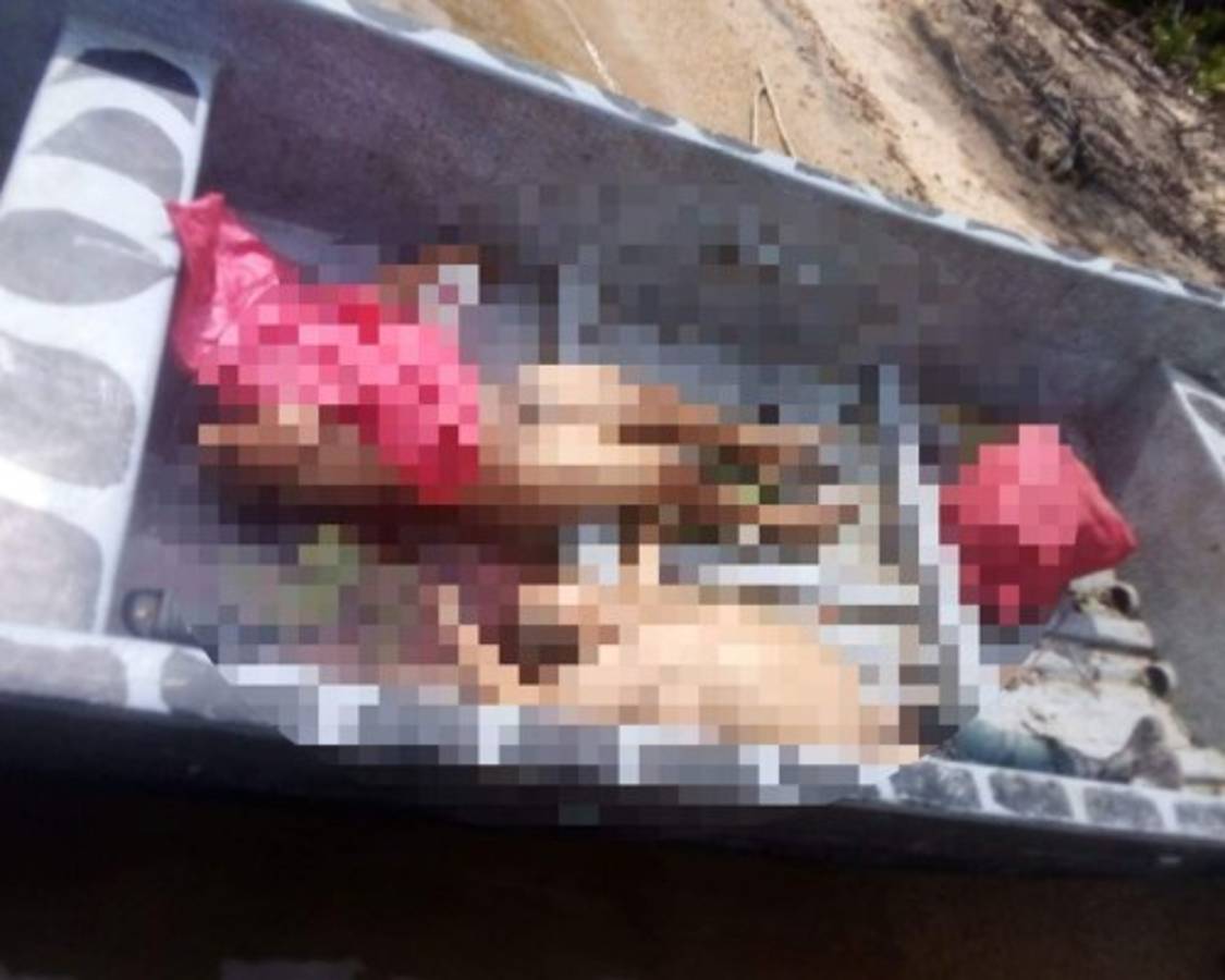 Dos de los cuerpos fueron encontrados dentro de una lancha con varios impactos de bala que les habrían ocasionado la muerte.