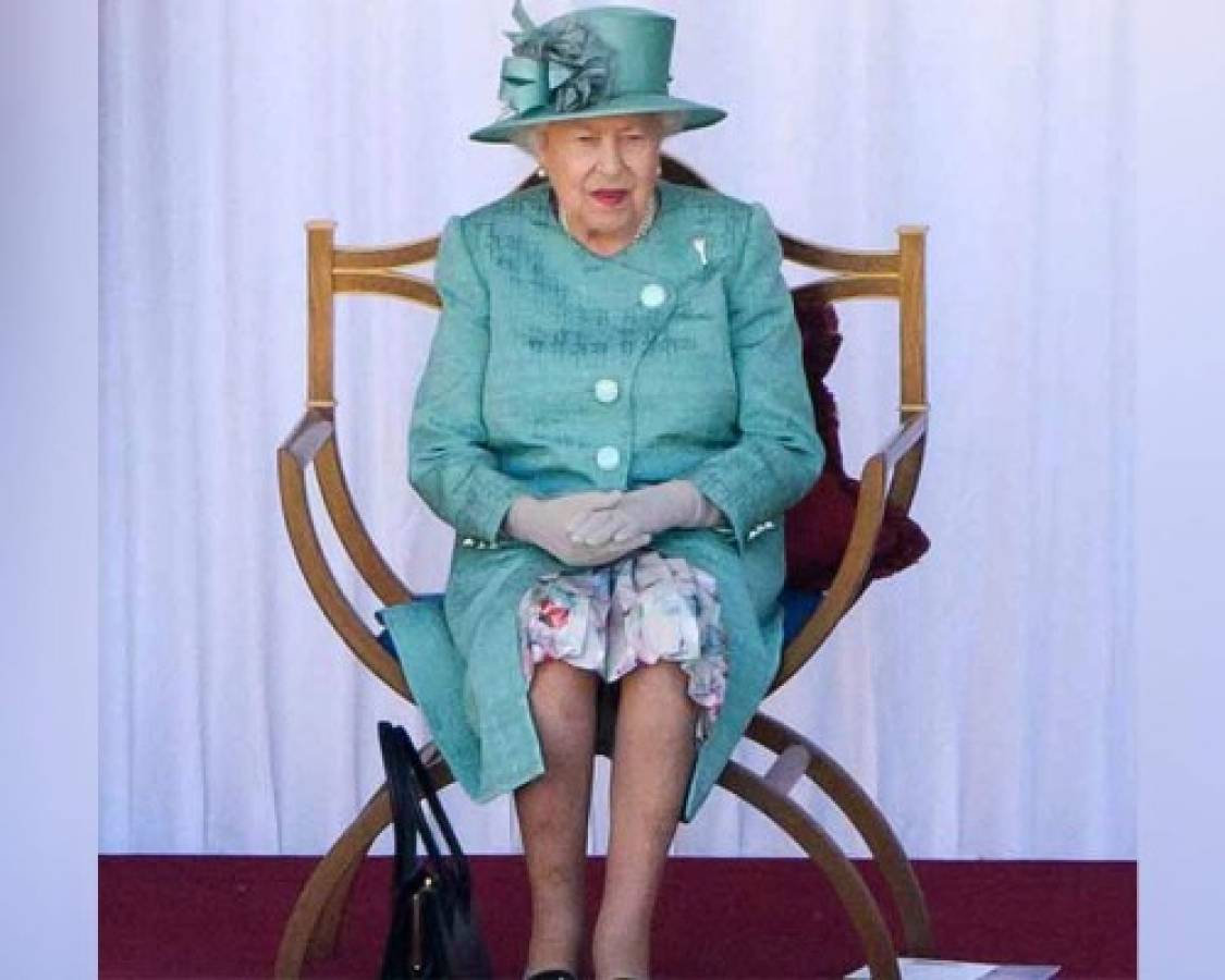 Ceremonia militar reducida en cumpleaños de la reina Isabel II