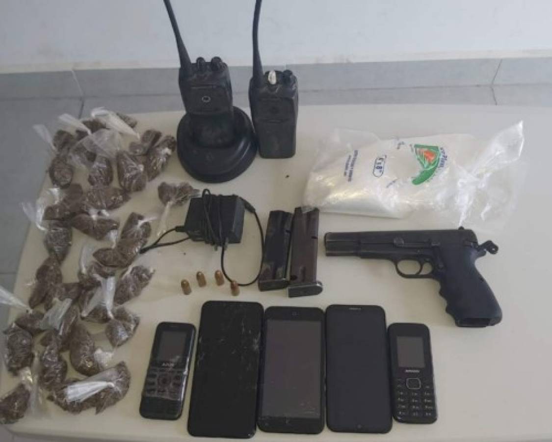 A los detenidos se les decomisaron armas, cargadores, dinero en efectivo, radios comunicadores y celulares. Foto: Cortesía