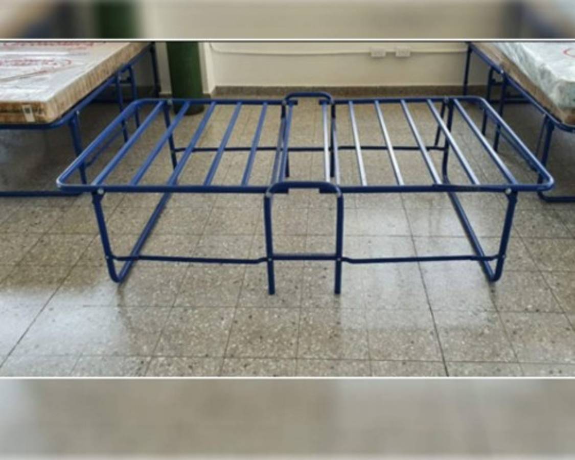 En la imagen se aprecia una de las 20 camillas que Copeco llevó al centro médico y cuyo diseño no es apto para los pacientes. Foto: CNA