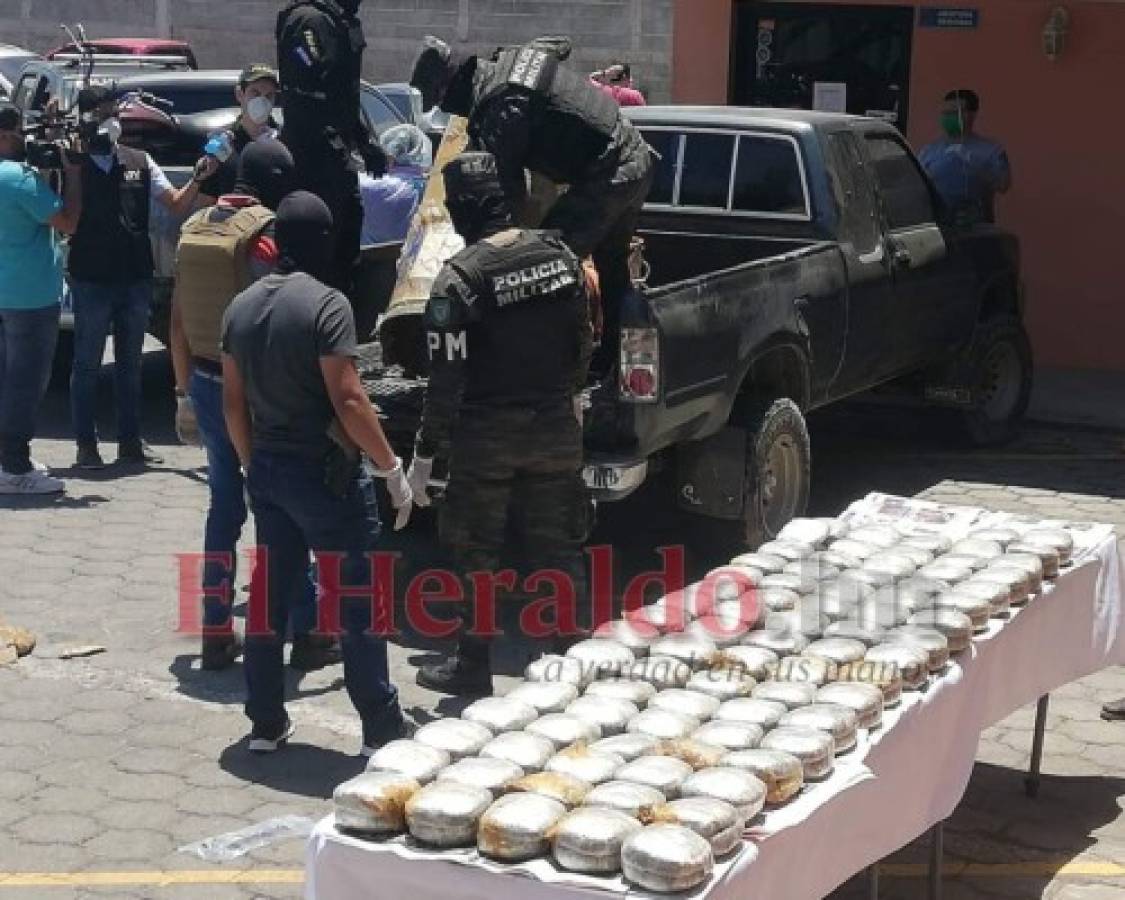 omento en que las autoridades hacían el conteo de la droga. Foto: Estalin Irías/ EL HERALDO
