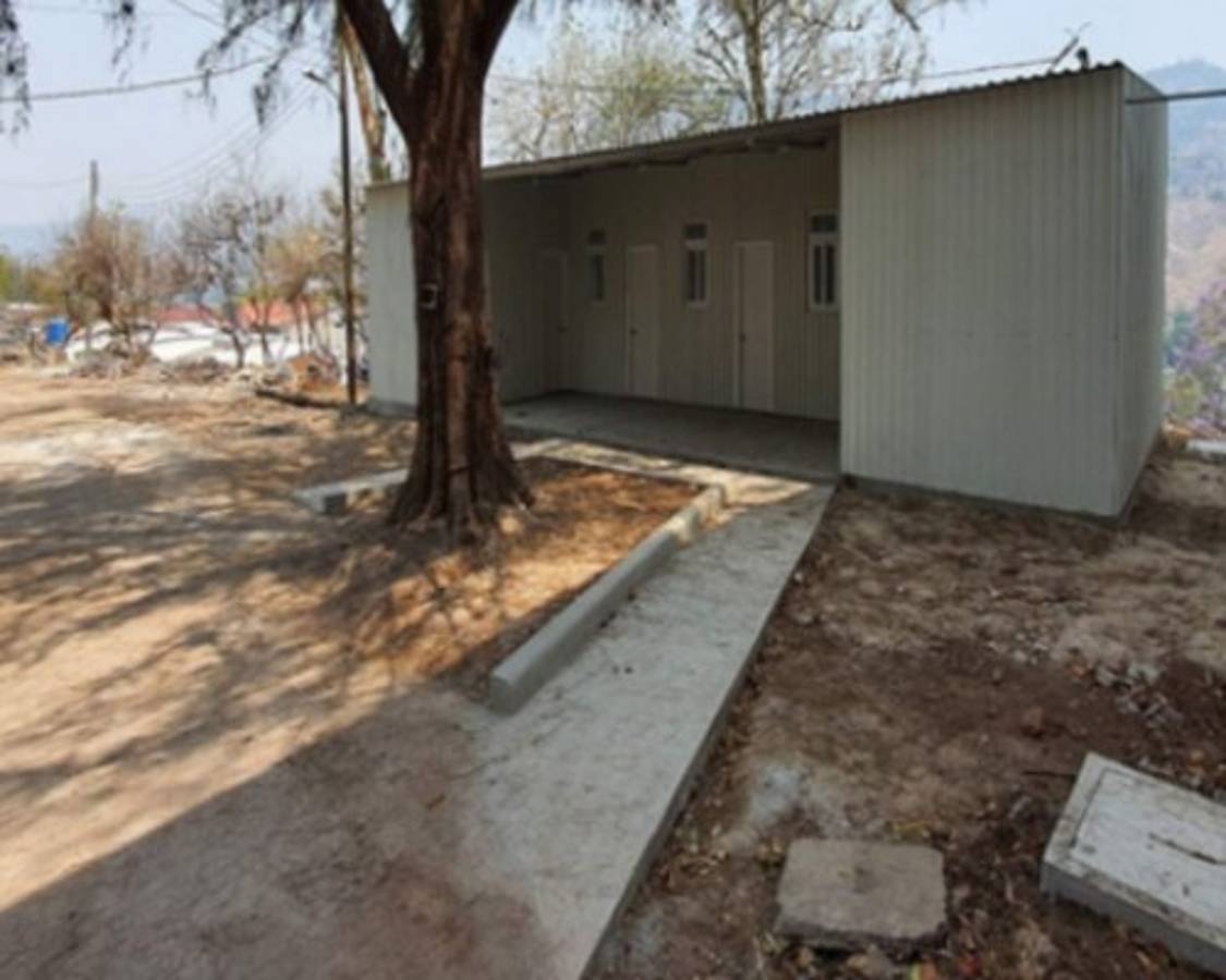 Así luce la sala de triaje, edificada con láminas de zinc y con las conexiones eléctricas expuestas. Foto: CNA