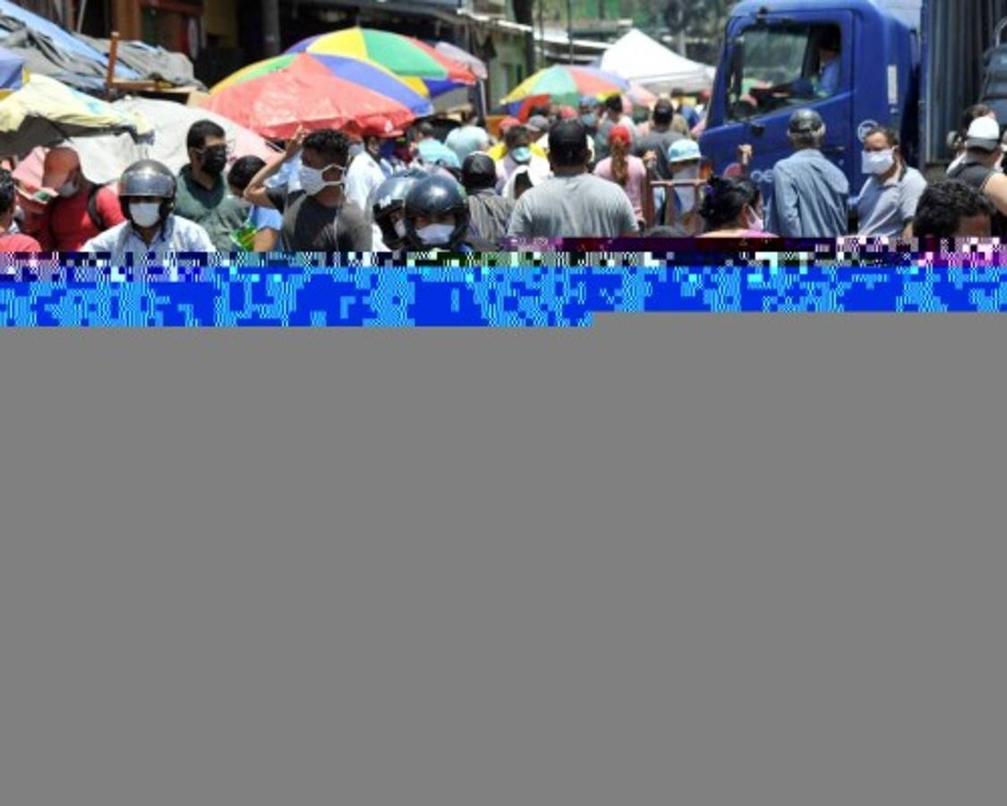 Los mercados, bancos y gasolineras lucen abarotados por los hondureños que pretenden aprovechar el permiso del gobierno para abastecerse. Foto: Marvin Salgado/ EL HERALDO