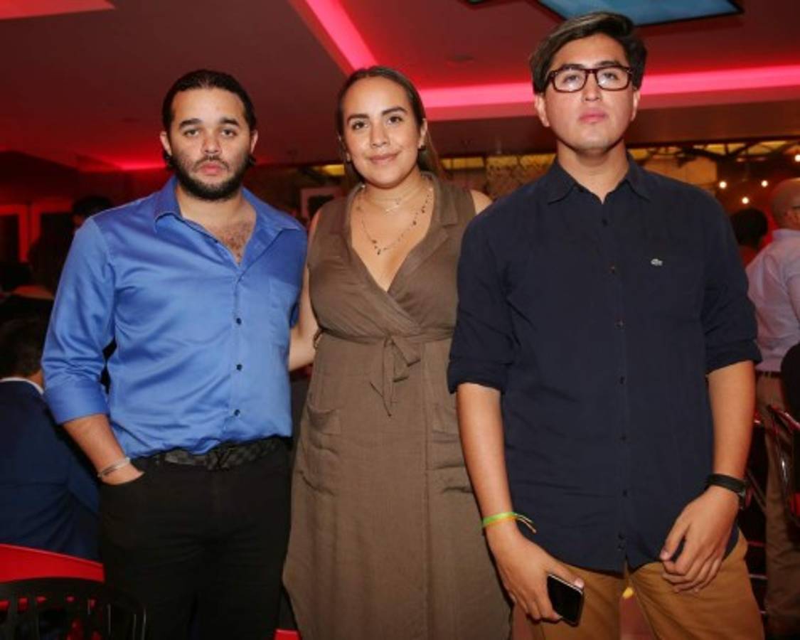 Con música inauguran el nuevo Rumba Burger