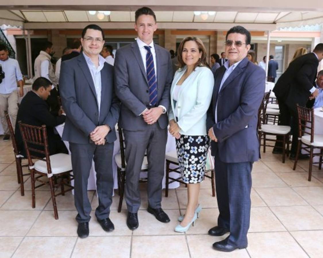 Desayuno para periodistas en casa del embajador estadounidense James Nealon