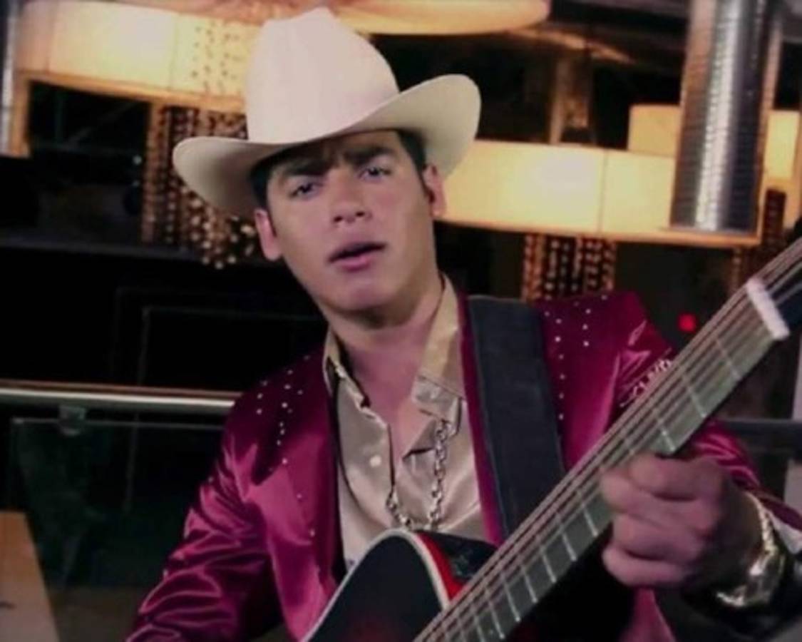 En accidente vial fallece cantante Ariel Camacho