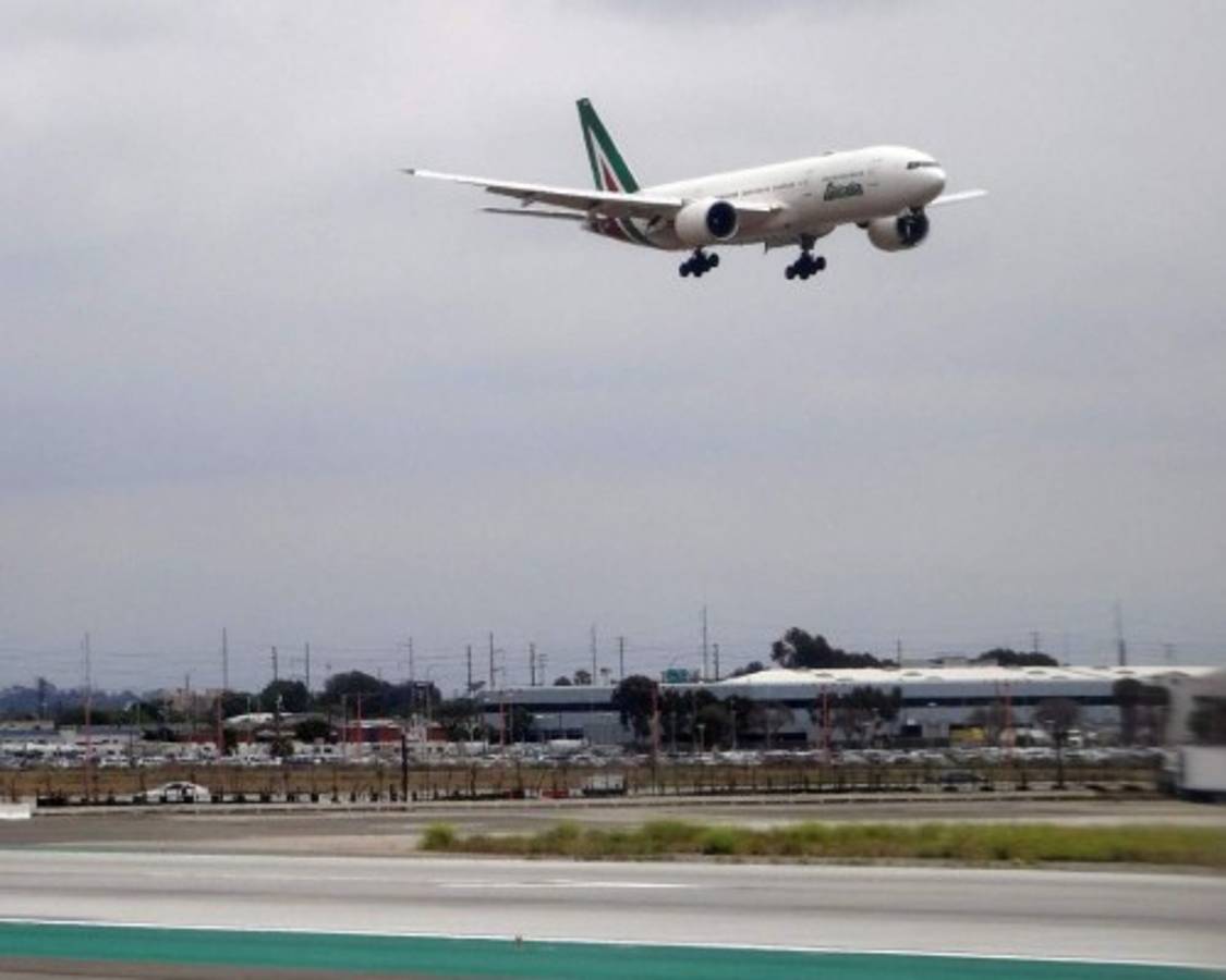 Argentina suspende vuelos por 30 días desde zonas más afectadas por coronavirus