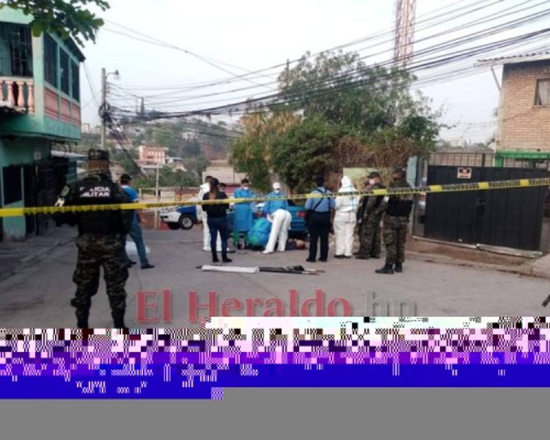 Las autoridades acordonaron la escena del crimen y procedieron a trasladar el cuerpo de la joven a la morgue del Ministerio Público. Foto: Estalin Irías/ EL HERALDO