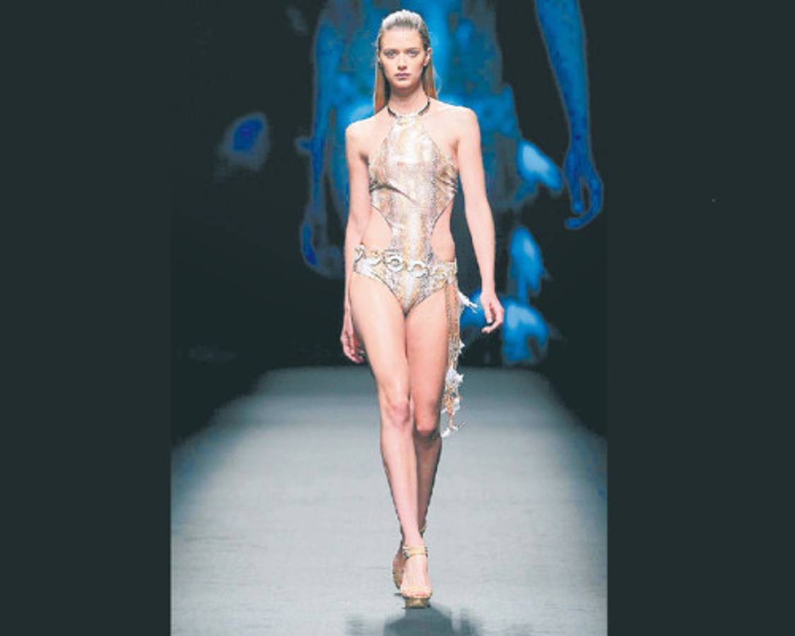 Diminutos trajes inspirados en África