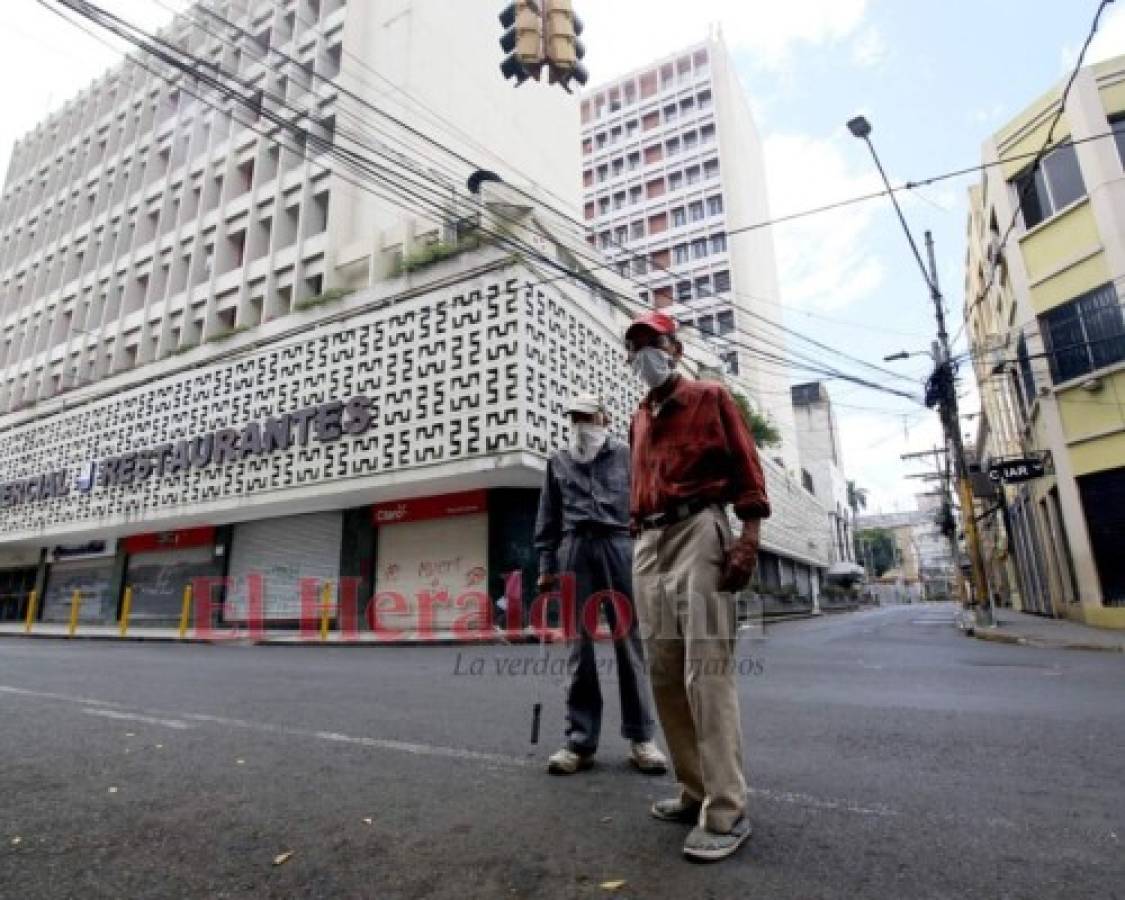 Estos dos adultos mayores fueron sorprendidos por la cámara de Johny Magallanes mientras transitaban con su paso lento por las históricas calles del centro de Tegucigalpa. Foto: Johny Magallanes/ EL HERALDO