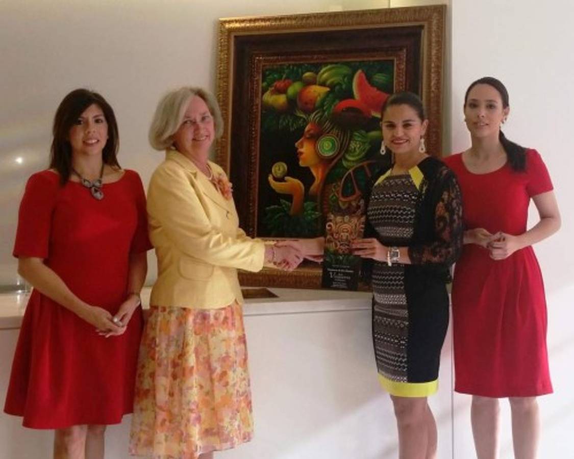 Premian a presidente del BID por cooperación con Honduras