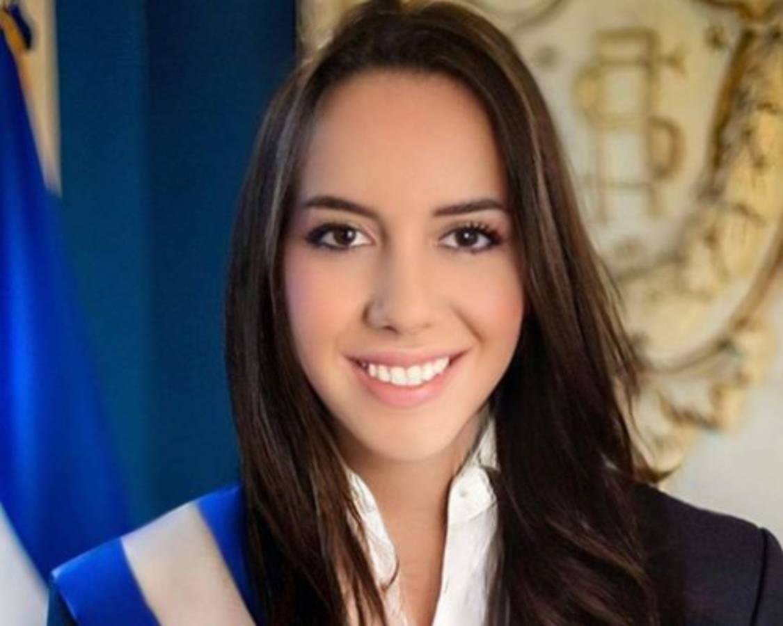 Nayib Bukele usa filtro de mujer en FaceApp y desata polémica en redes sociales