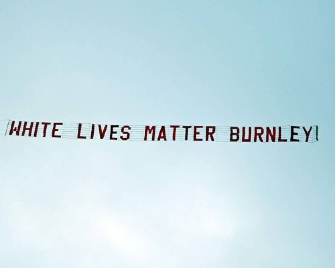 La pancarta 'White Lives Matter' es fuertemente criticada en Inglaterra