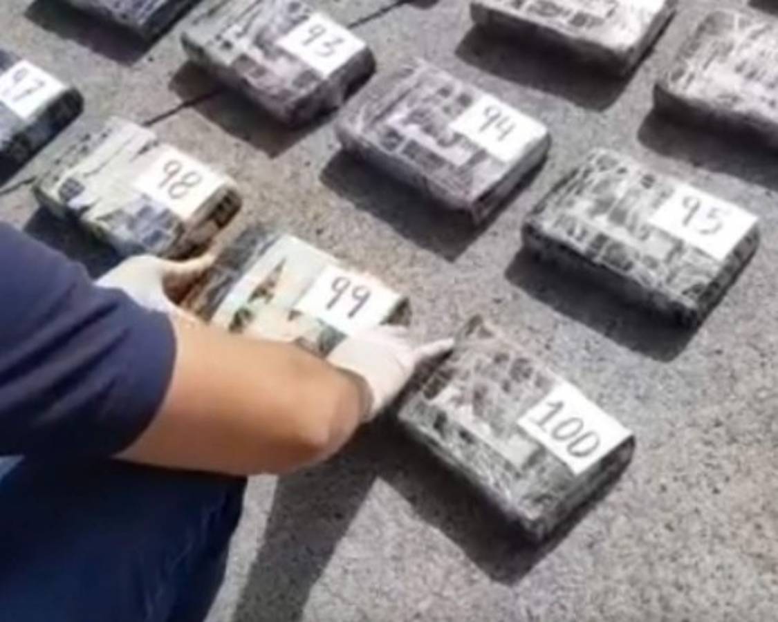 Las autoridades contabilizaron 100 paquetes de supuesta cocaína. Foto: Cortesía
