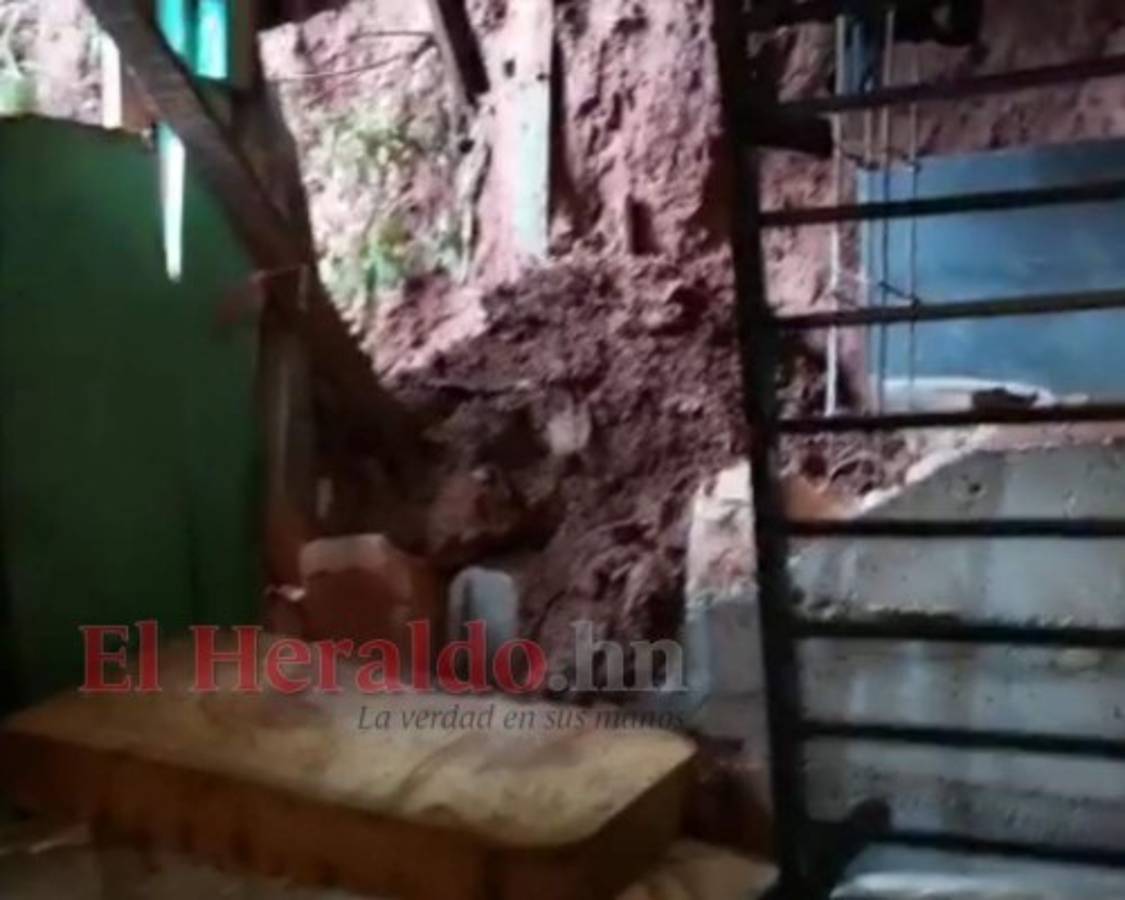 La humilde vivienda de Jackeline Cruz se vio afectada por un deslizamiento a causa de las lluvias. Foto: Rommel Roque/ EL HERALDO