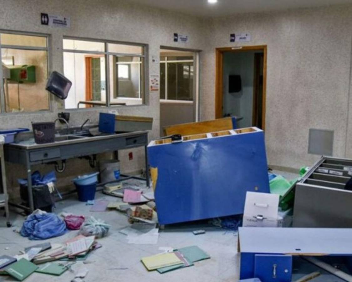 Por falsos rumores sobre covid-19 dañan hospital y patrullas en México