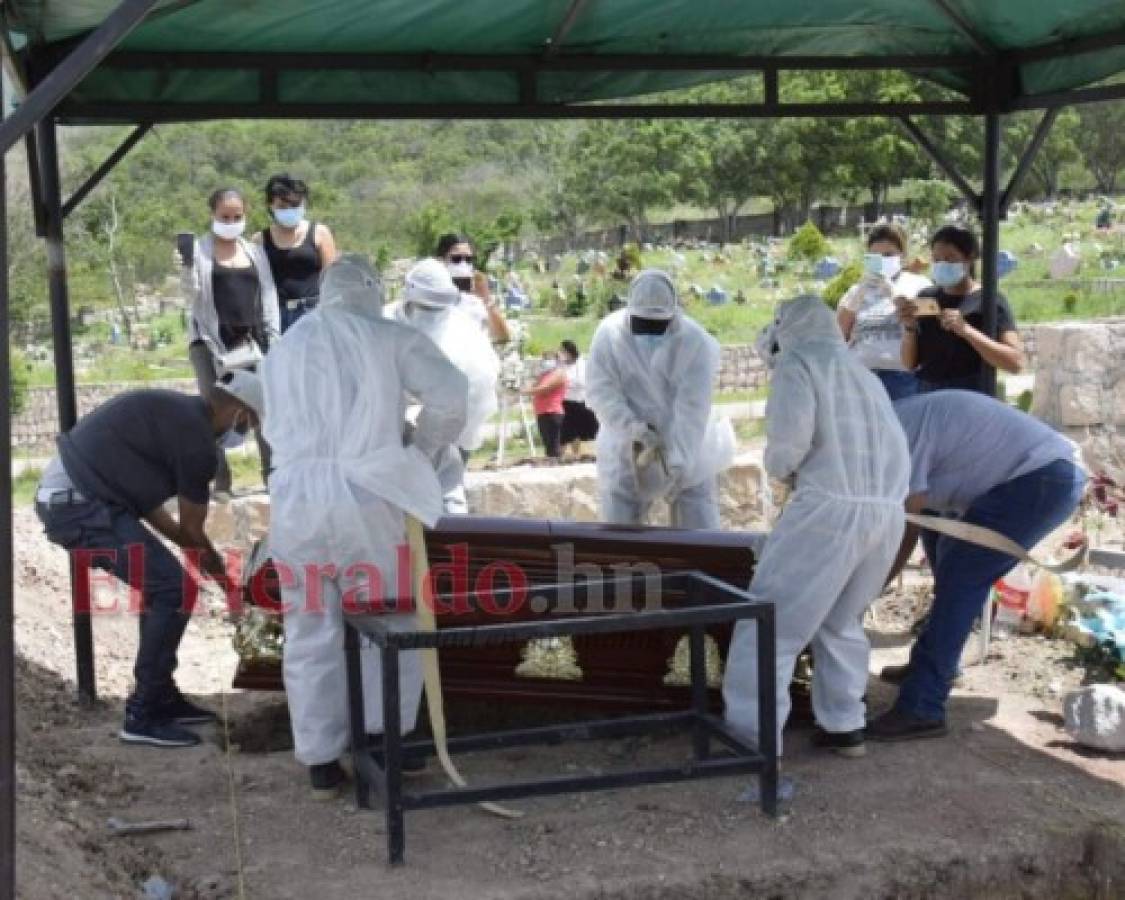 El entierro del destacado fotógrafo se realizó bajo el protocolo dictado por las autoridades para todas las víctimas del covid-19. Foto: Estalin Irías/ EL HERALDO