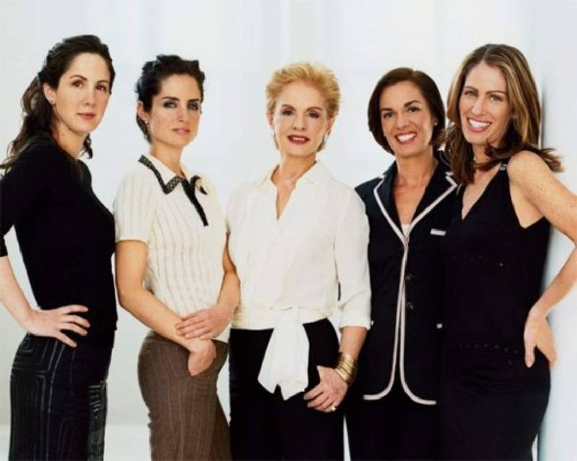 Carolina junto a sus cuatro hijas, la menor de ellas, Adriana, es su más estrecha colaboradora en sus diseños, y ha sido la imagen de varios de sus perfumes.