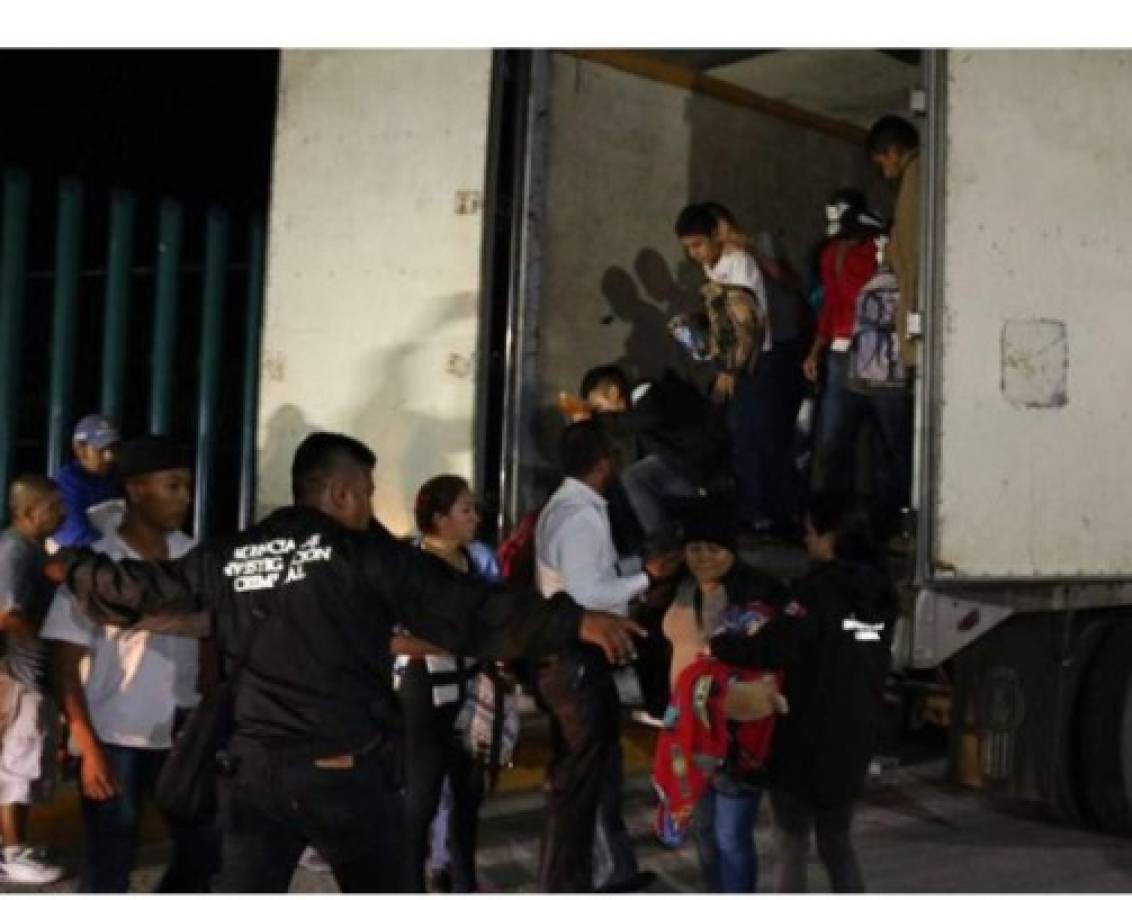Varios hondureños entre 300 migrantes hallados hacinados en dos tráileres en sur de México