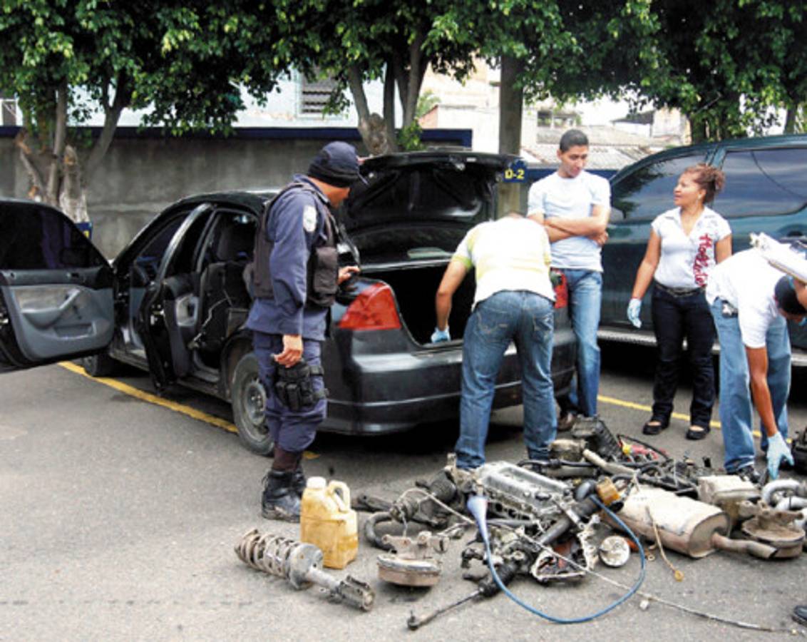 Con cinco armas cae oficial de Policía